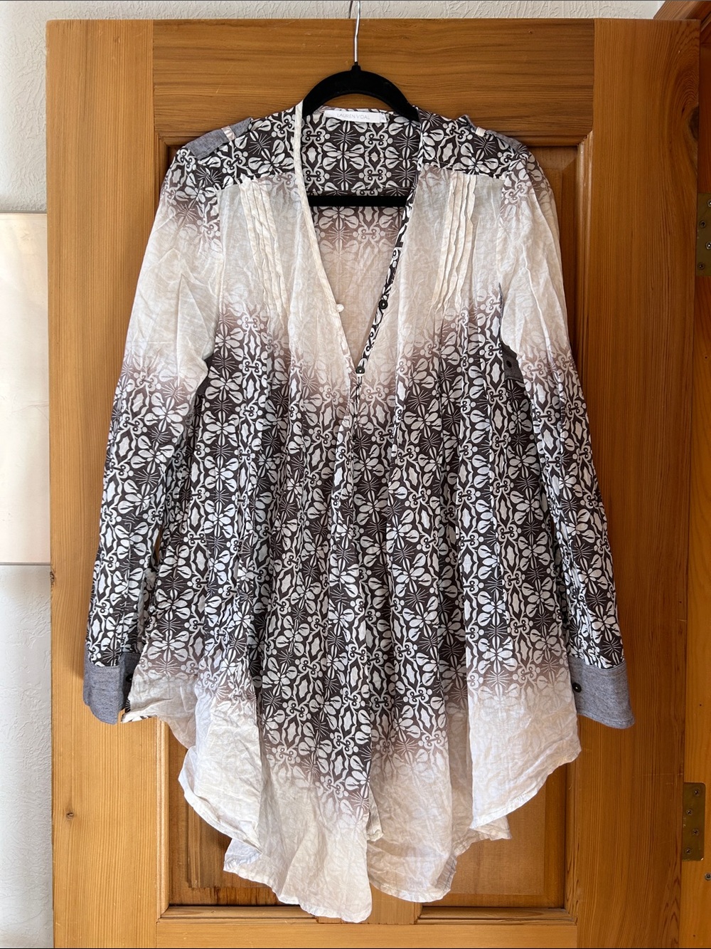 Lauren Vidal Women's Black & White Floral Ombre Tunic Top